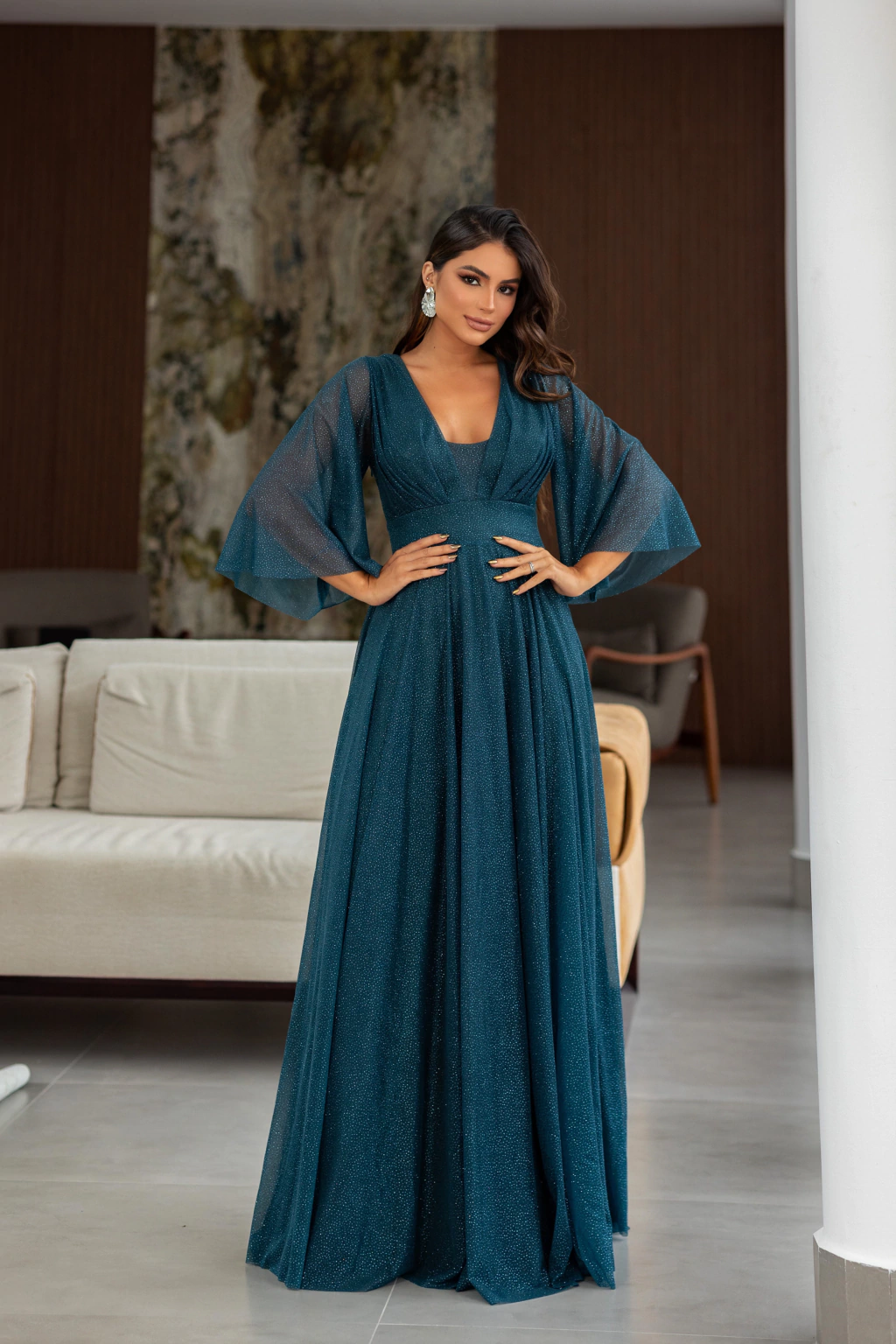 Vestido de festa longo, com decote arredondado, com maga transparente acinturado. Ref 109