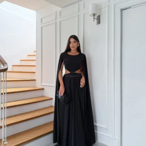 Vestido de festa longo, em crepe de seda, decote em U, mangas longas e modelagem fluída Modelo: 154