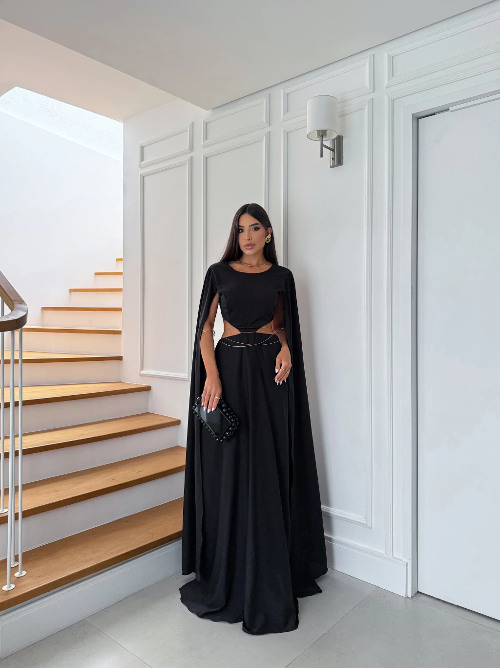 Vestido de festa longo, em crepe de seda, decote em U, mangas longas e modelagem fluída Modelo: 154